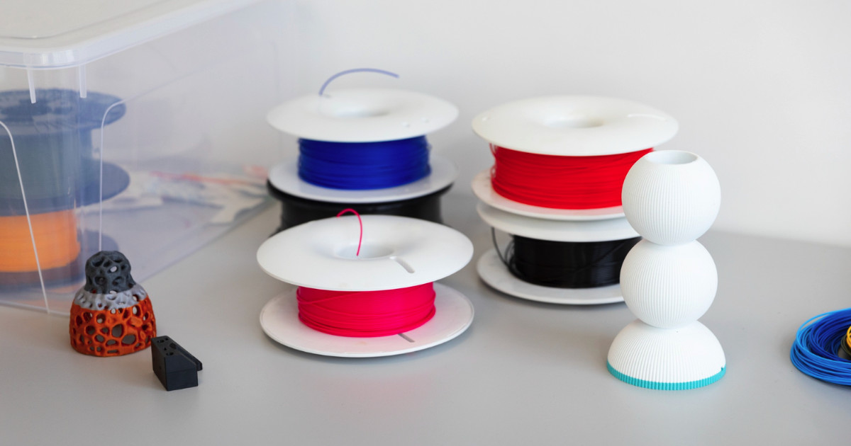 Visar spolar som innehåller material för fdm 3d-skrivare.