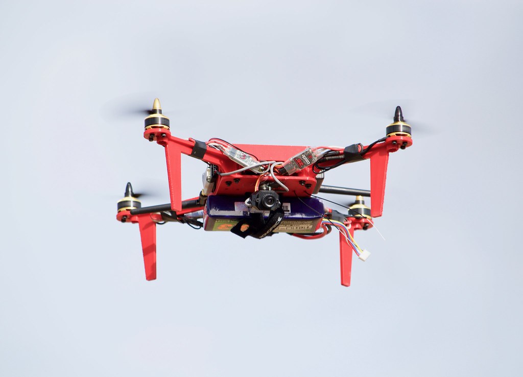 Bild på en Quadcopter som flyger over marken.